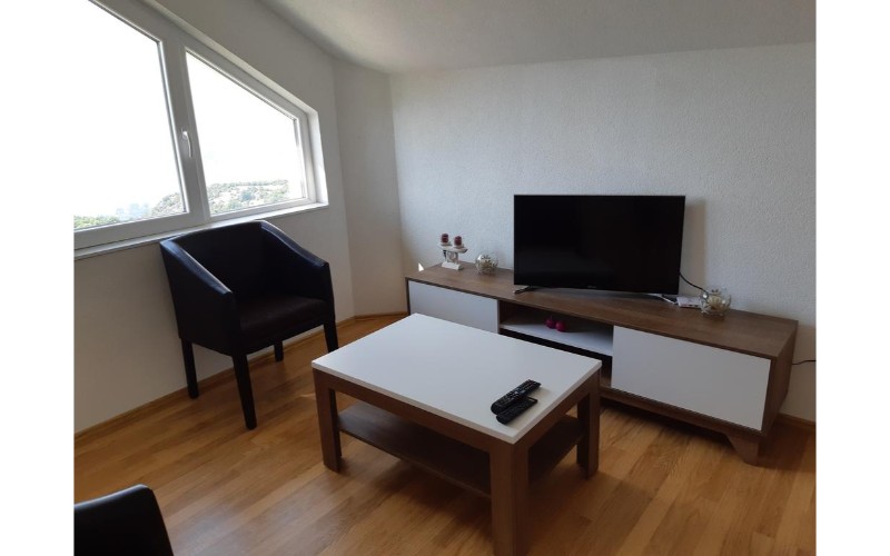 4-Apartment with Lake View