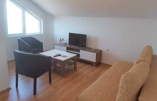 Apartment with Lake View